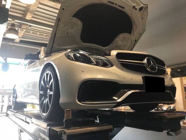 Mercedes benz E AMGW オイル交換。   スタッフ日記
