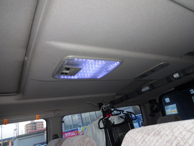 100系ハイエース ルームランプをledへ 今日の出来事 コクピット 西部 車のカスタマイズにかかわるスタッフより