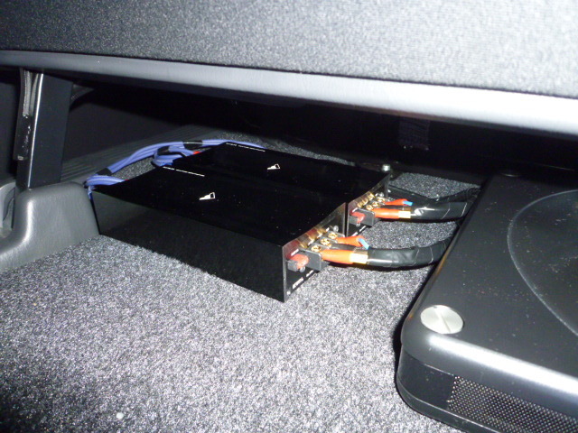 ハイエース パワーアンプ ウーファー取付です スタッフ日記 コクピット21世田谷 車のカスタマイズにかかわるスタッフより