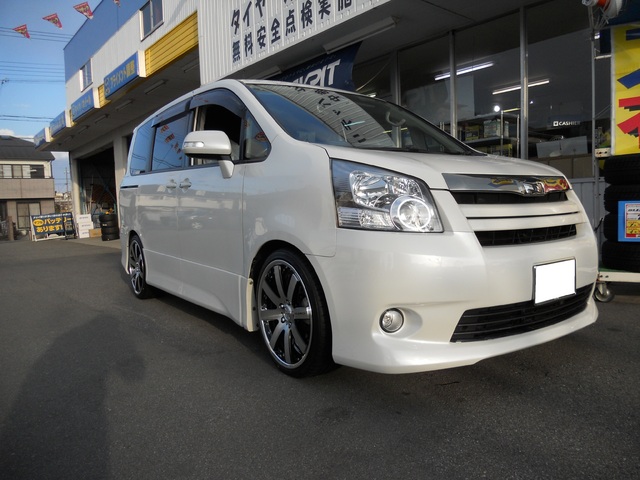 トヨタ ノア 19インチホイール取り付けました スタッフ日記