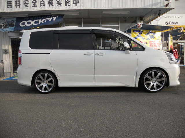トヨタ ノア 19インチホイール取り付けました スタッフ日記