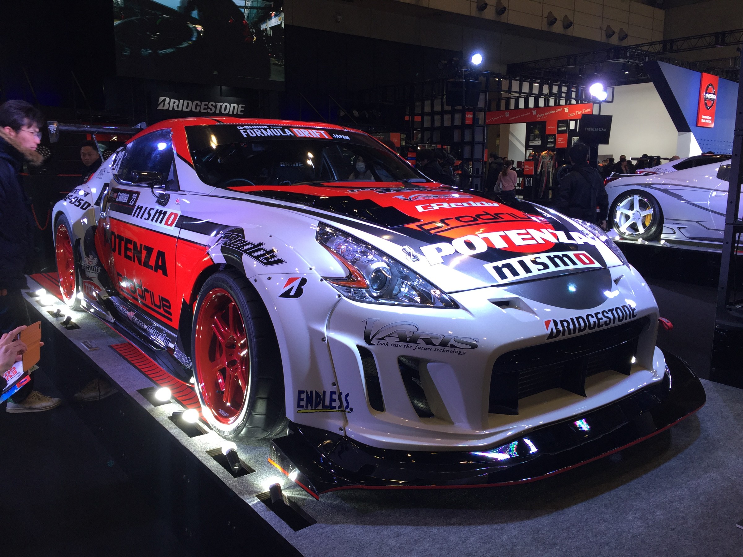 左側　当店メカニック　見学中