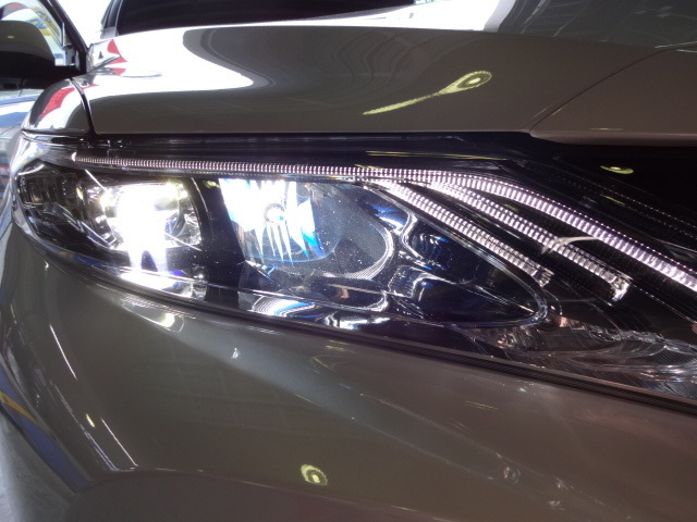 トヨタ New ハリアー ハイビームの球交換作業 Hkb Led Feel Book スタイルコクピット フィール 車のカスタマイズにかかわるスタッフより