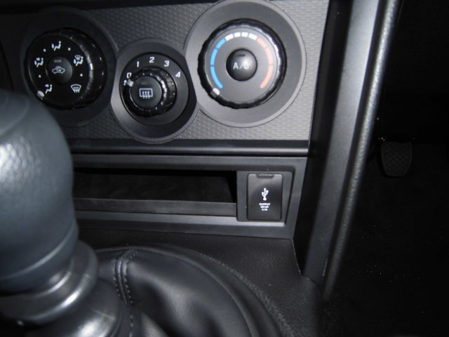 Brzに Usbポート取付け スタッフ日記 コクピット 56 車のカスタマイズにかかわるスタッフより