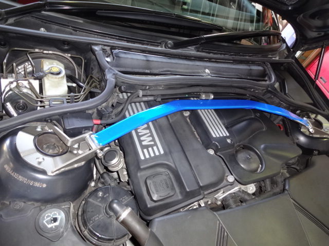 BMW E46にストラットタワーバー取付 “arc” POWER BRACE | Feel Book 