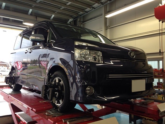 ヴォクシー タイヤ交換 アライメント調整 トヨタ ヴォクシー タイヤ アライメント調整 スタッフ日記 コクピット 107 車のカスタマイズにかかわるスタッフより