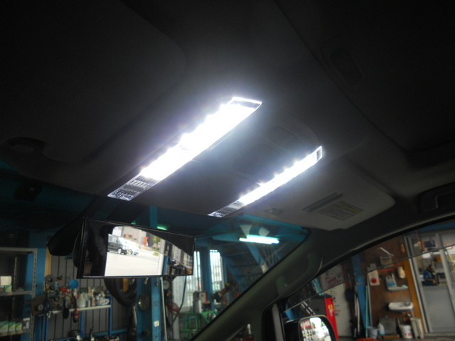 ヴェルファイア 室内灯led 間接照明取り付け スタッフ日記 スタイルコクピット ズーム 車のカスタマイズにかかわるスタッフより