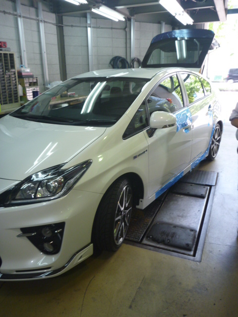 物々しい養生テープで スタッフ 日記 コクピット 21大阪 車のカスタマイズにかかわるスタッフより