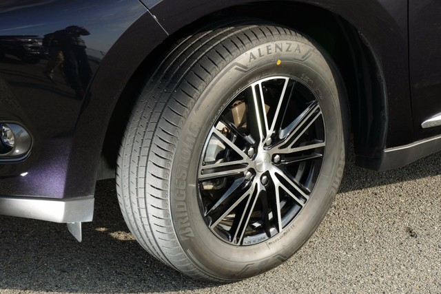 プレミアムSUV向けのALENZA 001