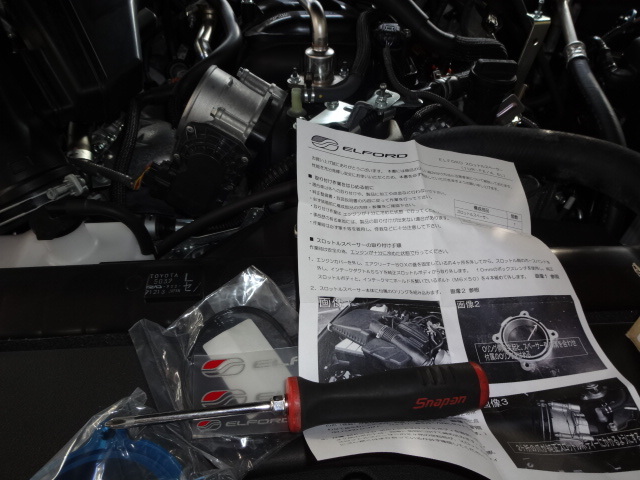 トヨタ ランドクルーザー200にスロットルスペーサー取付 ／ エル