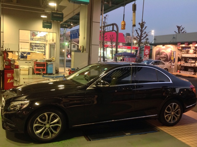 メルセデス・ベンツ新型Cクラス W205フットレスト取り付けです。 | スタッフ日記 | コクピット21世田谷 |  車のカスタマイズにかかわるスタッフより