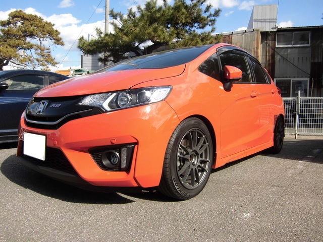 フィットrs レイズ57エクストリーム ブリッツ車高調 Hksマフラー スタッフ日記 コクピット 56 車 のカスタマイズにかかわるスタッフより
