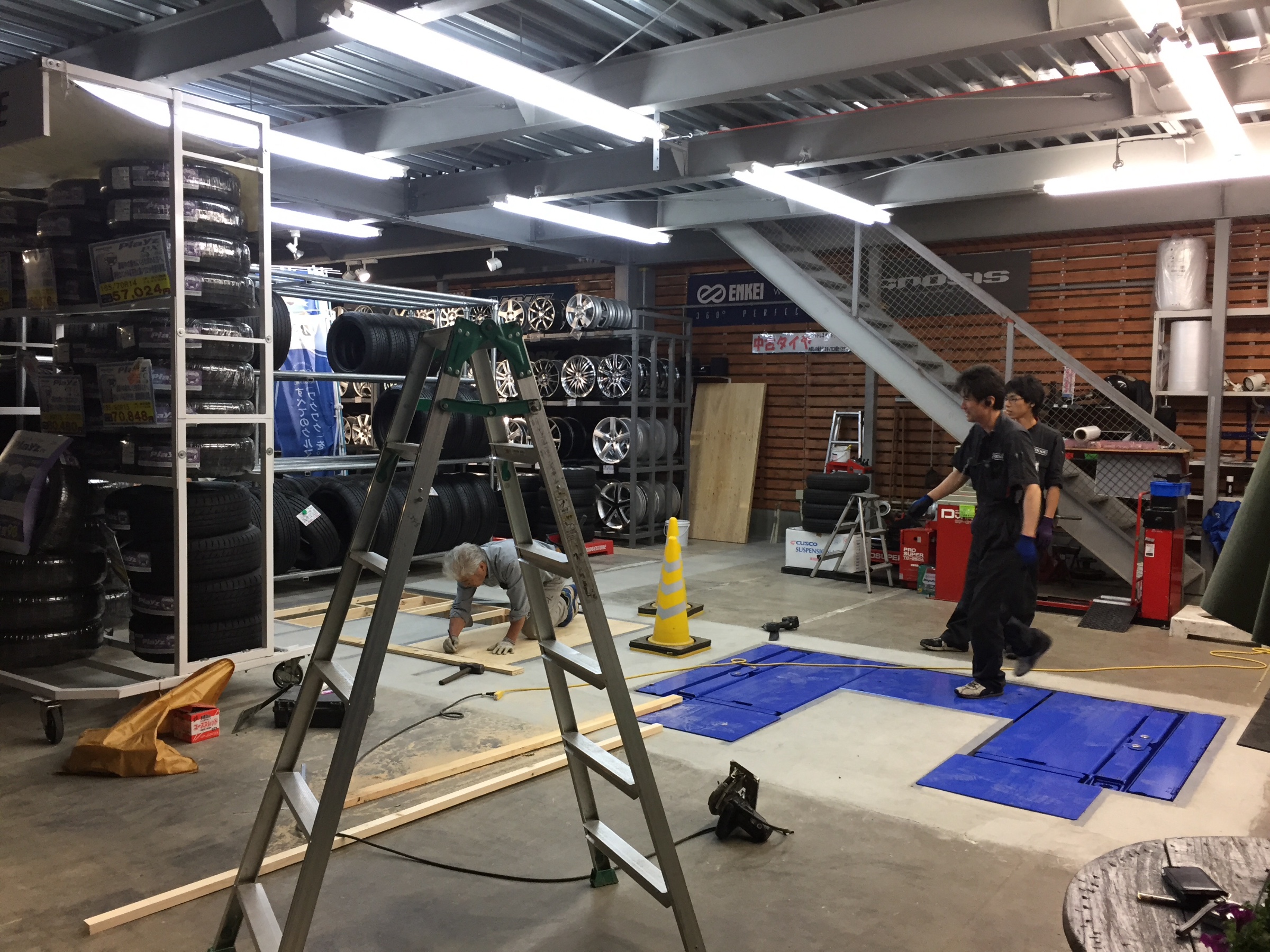 カーリフト設置完了、ランドクルーザーまで対応してます。