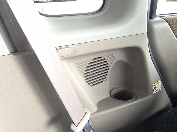 パレットにリアスピーカー取り付け スタッフ日記 コクピット 107 車のカスタマイズにかかわるスタッフより