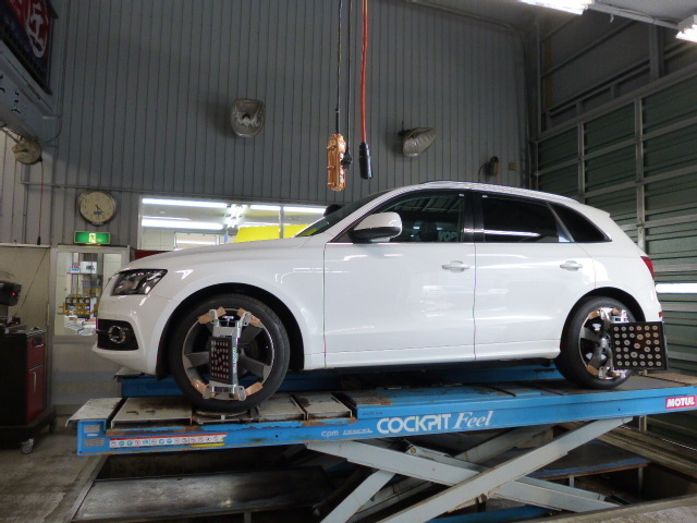 AUDI Q5 のサスペンションコイル交換 & 4輪アライメント作業 AUDI Q5 のサスペンションコイル交換 & 4輪アライメント作業