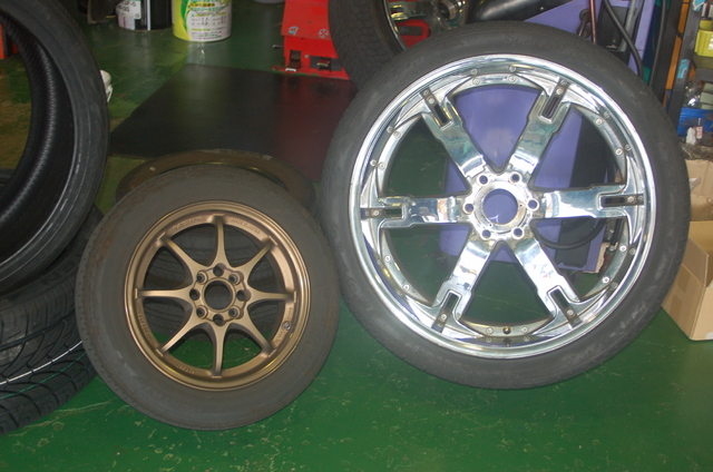 24インチタイヤ交換 Staff日記 コクピット さつま貝塚 車のカスタマイズにかかわるスタッフより