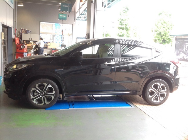 ヴェゼル ハイブリッドにテイン車高調 スタッフ日記 コクピット21世田谷 車のカスタマイズにかかわるスタッフより