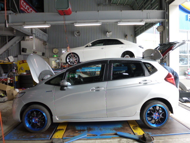 ホンダ Fit3 ハイブリッドに車高調取付 Cusco クスコ Street Zero A Feel Book スタイルコクピット フィール 車のカスタマイズにかかわるスタッフより