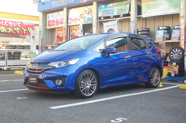 青いfitに青い車高調 Staff日記 コクピット さつま貝塚 車のカスタマイズにかかわるスタッフより