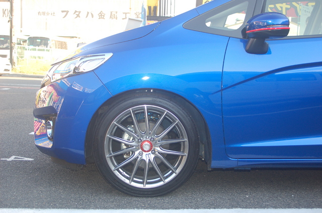 青いfitに青い車高調 Staff日記 コクピット さつま貝塚 車のカスタマイズにかかわるスタッフより