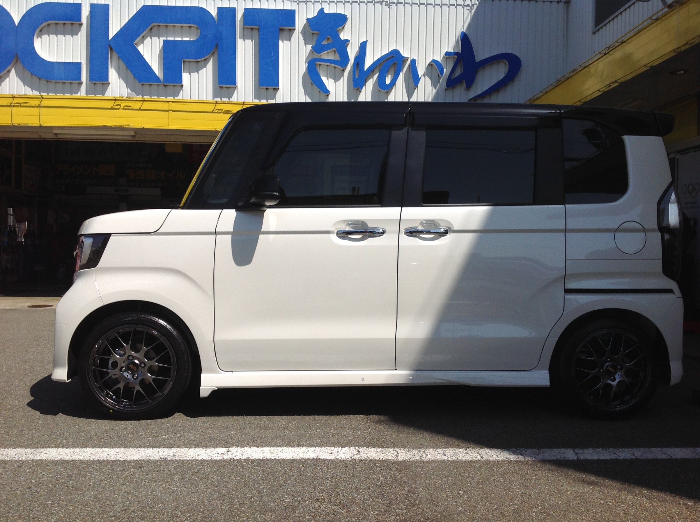 新型n Boxカスタムさん s Rpを装着です ホンダ N Box ホイール タイヤ タイヤ ホイール交換 スタッフ日記 コクピット きねいわ 車のカスタマイズにかかわるスタッフより