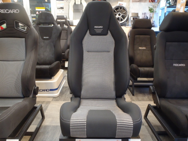 レカロ 乗り心地改善キャンペーン For 軽自動車全て と 国産 コンパクト スタッフ 日記 コクピット 荒井 車のカスタマイズにかかわるスタッフより