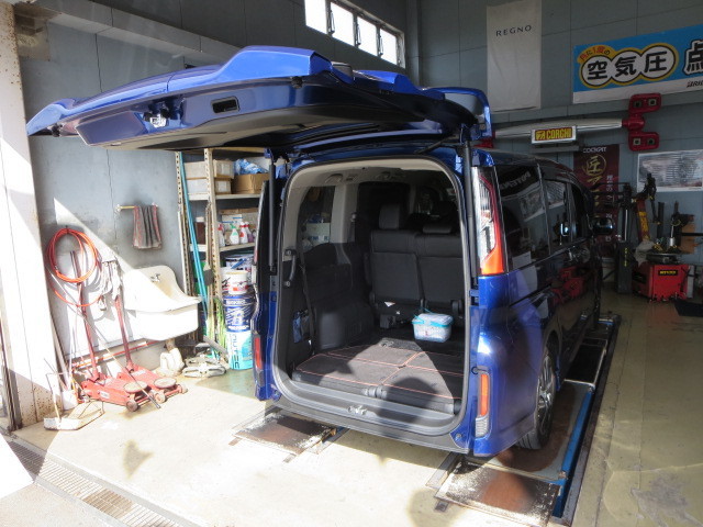 新型ステップワゴンにクスコ車高調取り付け 店長アサコのブログ コクピット 55 車のカスタマイズにかかわるスタッフより