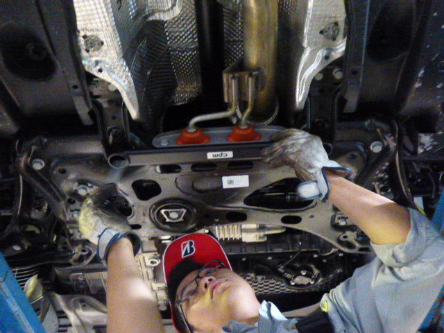 VW Golf R にcpm LowerReinforcement取付作業 ／ CFMB-VA101