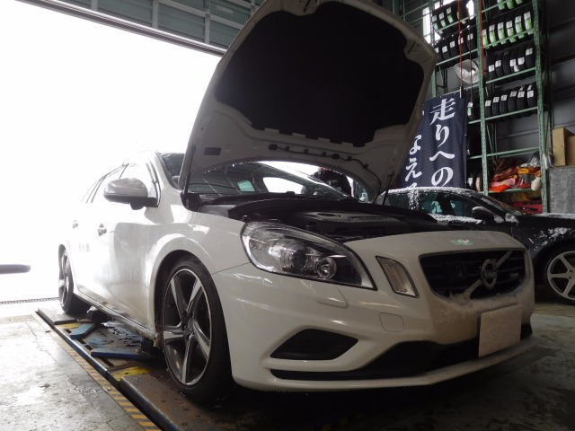 VOLVO V60 のエンジンオイル交換作業 ／ POWER CLUSER（パワークラスター） | ボルボ メンテナンス（オイル・バッテリー他）  メンテナンス（オイル・バッテリー他） > エンジンオイル交換 | Feel Book | スタイルコクピット フィール | 車のカスタマイズにかかわる  ...
