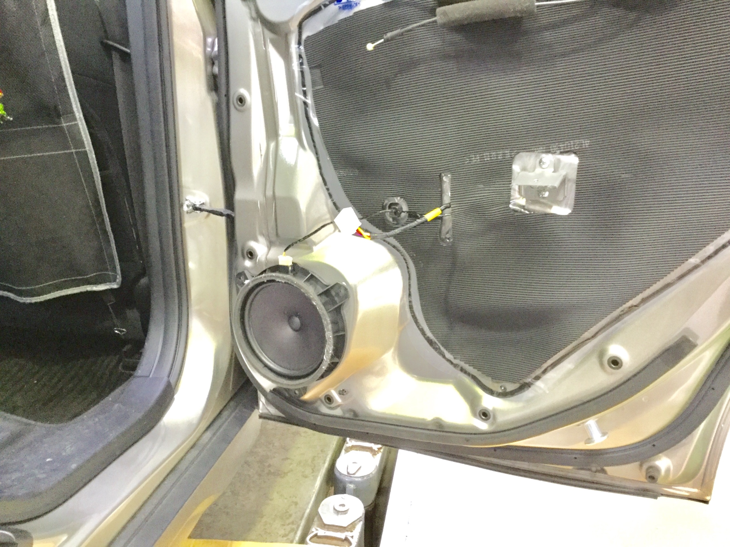 純正スピーカー！内張りを外したところ。