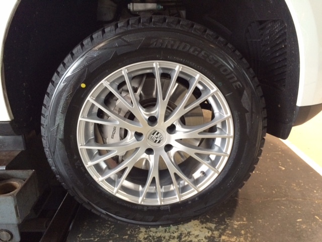 ポルシェ マカン スタッドレスタイヤ装着 | スタッフ日記 | コクピット