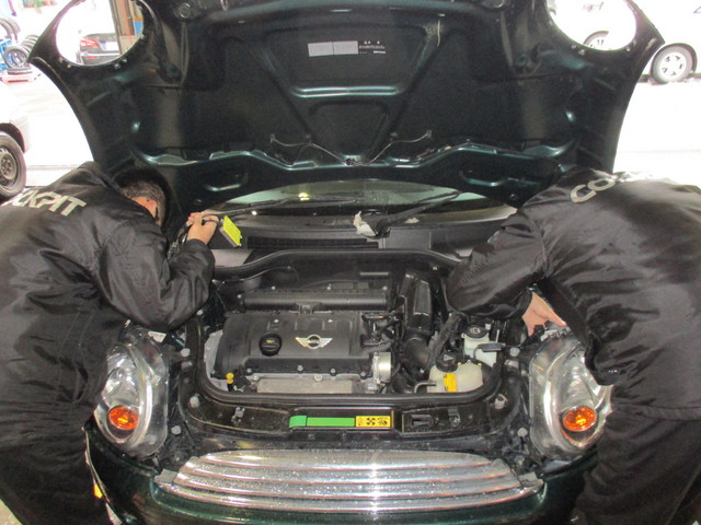 MINI R56 のヘッドライト キセノンキット取付作業 ／ マーヴェラス