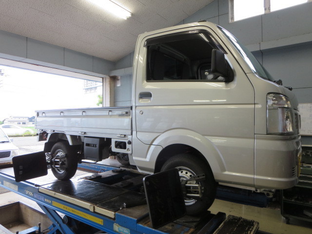 今度の軽トラは タイヤホイールとリフトアップ 店長アサコのブログ コクピット 55 車のカスタマイズにかかわるスタッフより