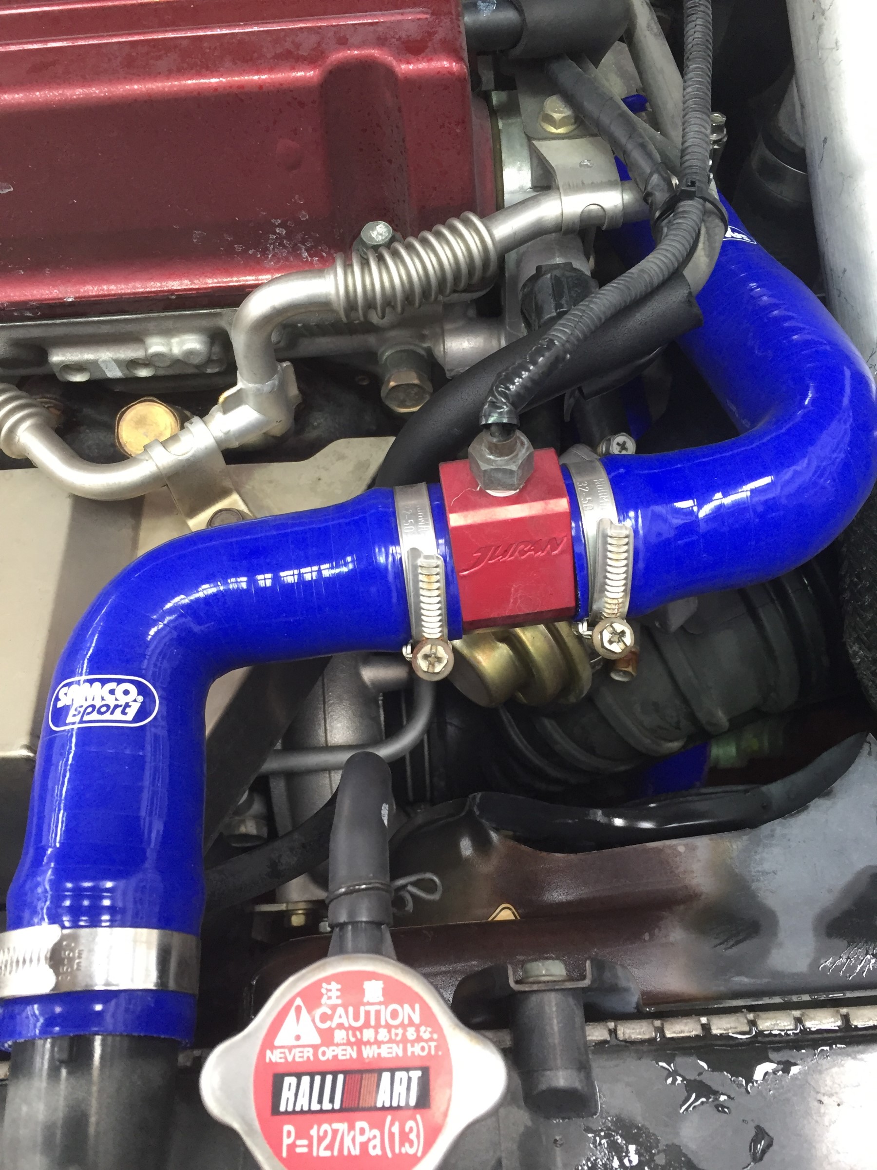 SAMCO ラジエーターホースでアップグレード修理 × EVO８ | 三菱 ランサーエボリューション メンテナンス（オイル・バッテリー他）  HID・LED（その他電装系） > 各種用品取り付け | スタッフ 日記 | コクピット 荒井 | 車のカスタマイズにかかわるスタッフより