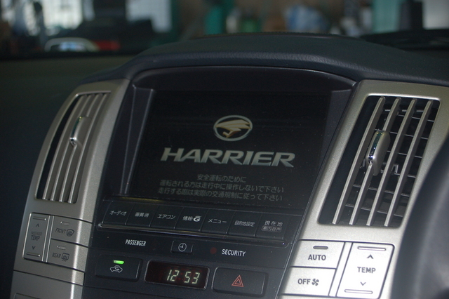 30ハリアー 地デジチューナー取付け Staff日記 コクピット さつま貝塚 車のカスタマイズにかかわるスタッフより