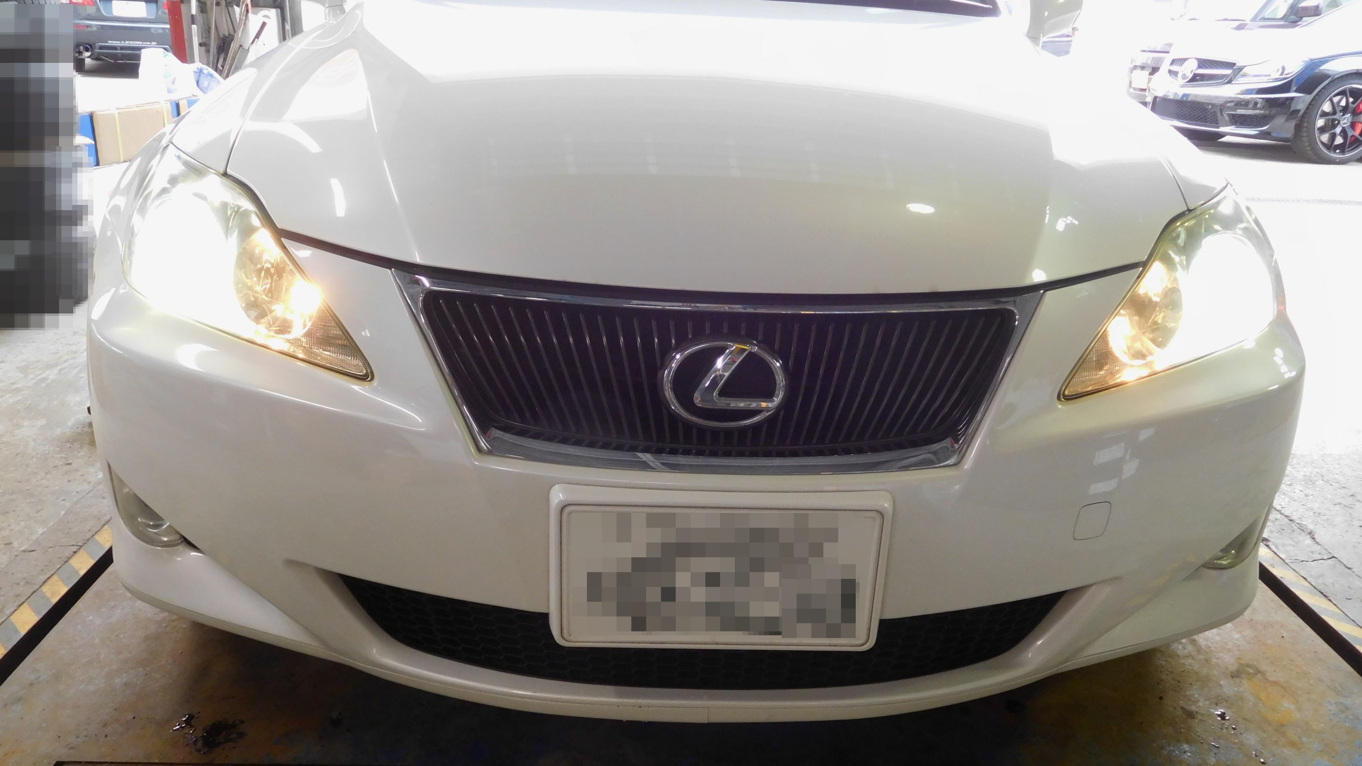 LEXUS IS350 GSE21 ヘッドライト発光部位“ホワイトニング”作業