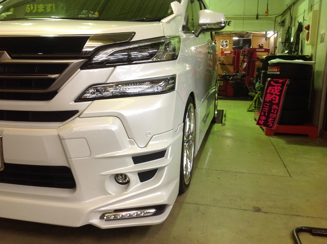 ヴェルファイアさん Ledフットランプ取り付けです スタッフ日記 コクピット きねいわ 車のカスタマイズにかかわるスタッフより