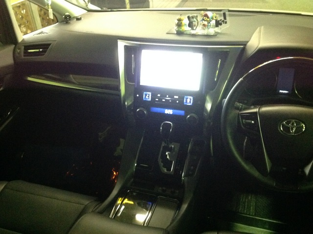 ヴェルファイアさん Ledフットランプ取り付けです スタッフ日記 コクピット きねいわ 車のカスタマイズにかかわるスタッフより