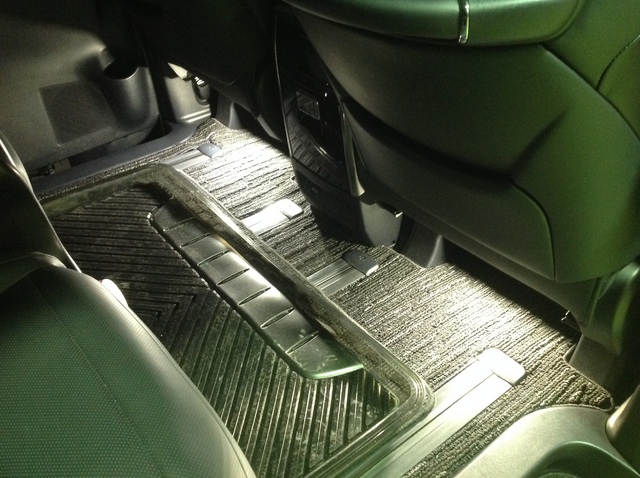 ヴェルファイアさん Ledフットランプ取り付けです スタッフ日記 コクピット きねいわ 車のカスタマイズにかかわるスタッフより