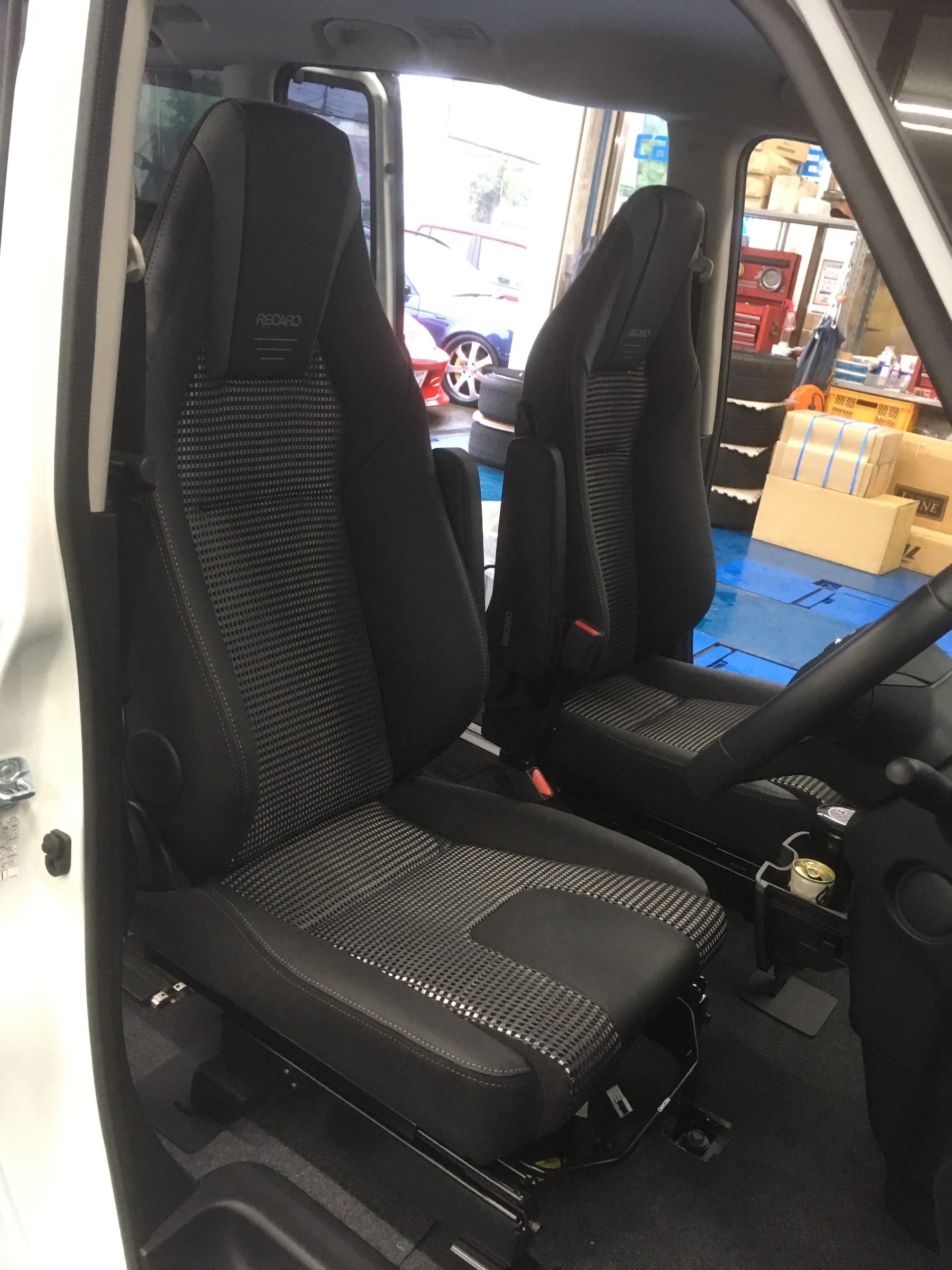 27セレナにレカロシート取り付け | カスタマイズ日記 | コクピット 相模原 | 車のカスタマイズにかかわるスタッフより