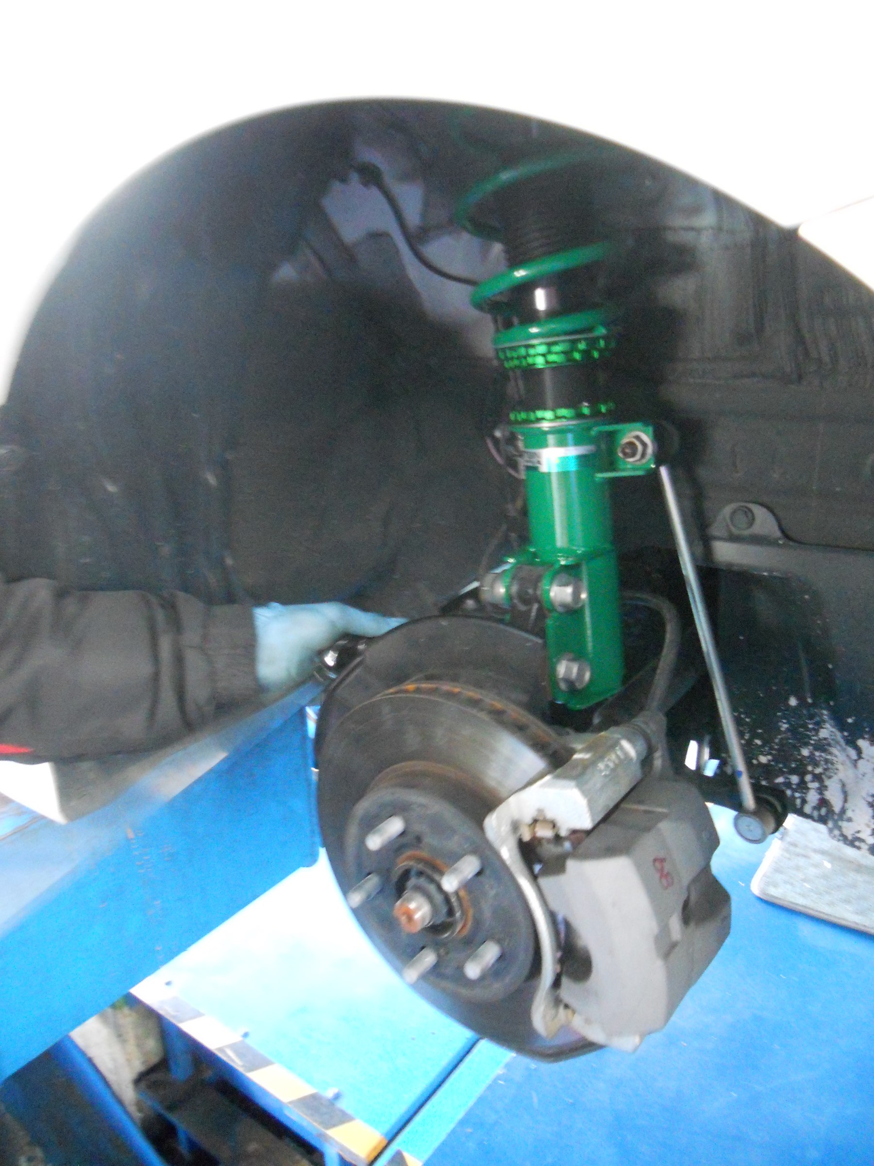 トヨタ 50プリウス 『TEIN FLEX A』装着＆アライメント作業 | スタッフ