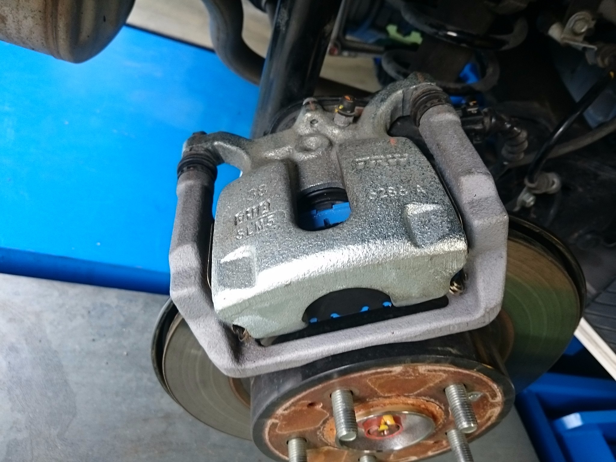 ヴェゼルハイブリッドのブレーキパッド交換の巻 ホンダ ヴェゼルハイブリッド よ～ひんのさぎょうにっき スタイルコクピット 桑名 お店の得意技紹介