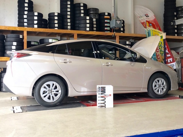 50プリウス サス交換 メモらんだむ コクピット 福島 車のカスタマイズにかかわるスタッフより