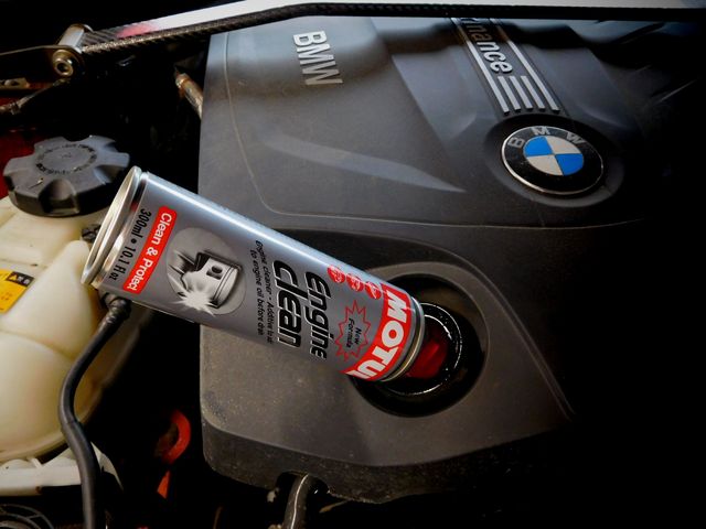 Bmw 135i のエンジンオイル オイルフィルター交換作業 Power Cluster パワークラスター Feel Book スタイルコクピット フィール 車のカスタマイズにかかわるスタッフより