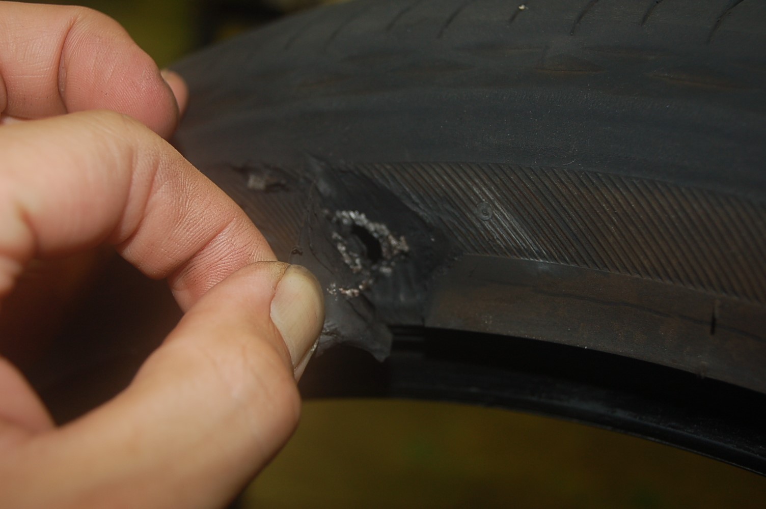 タイヤ側面の傷は要注意 Staff日記 コクピット さつま貝塚 車のカスタマイズにかかわるスタッフより