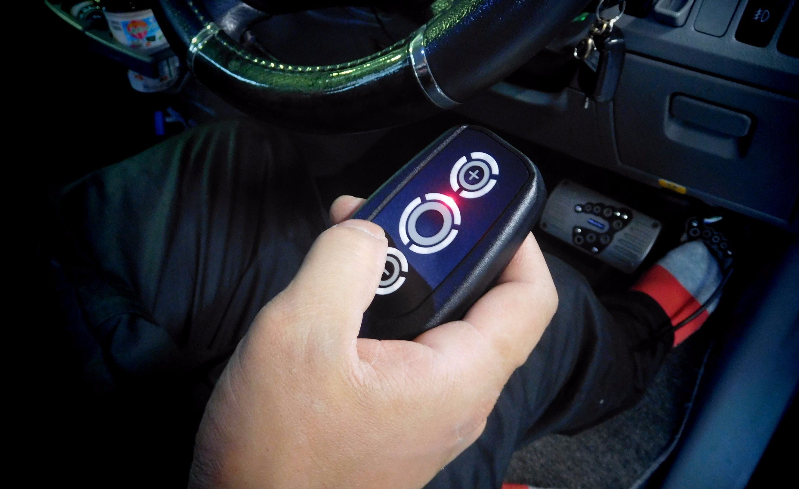 トヨタ VOXY に インタースター社 スロットルコントローラー PPT2 取付