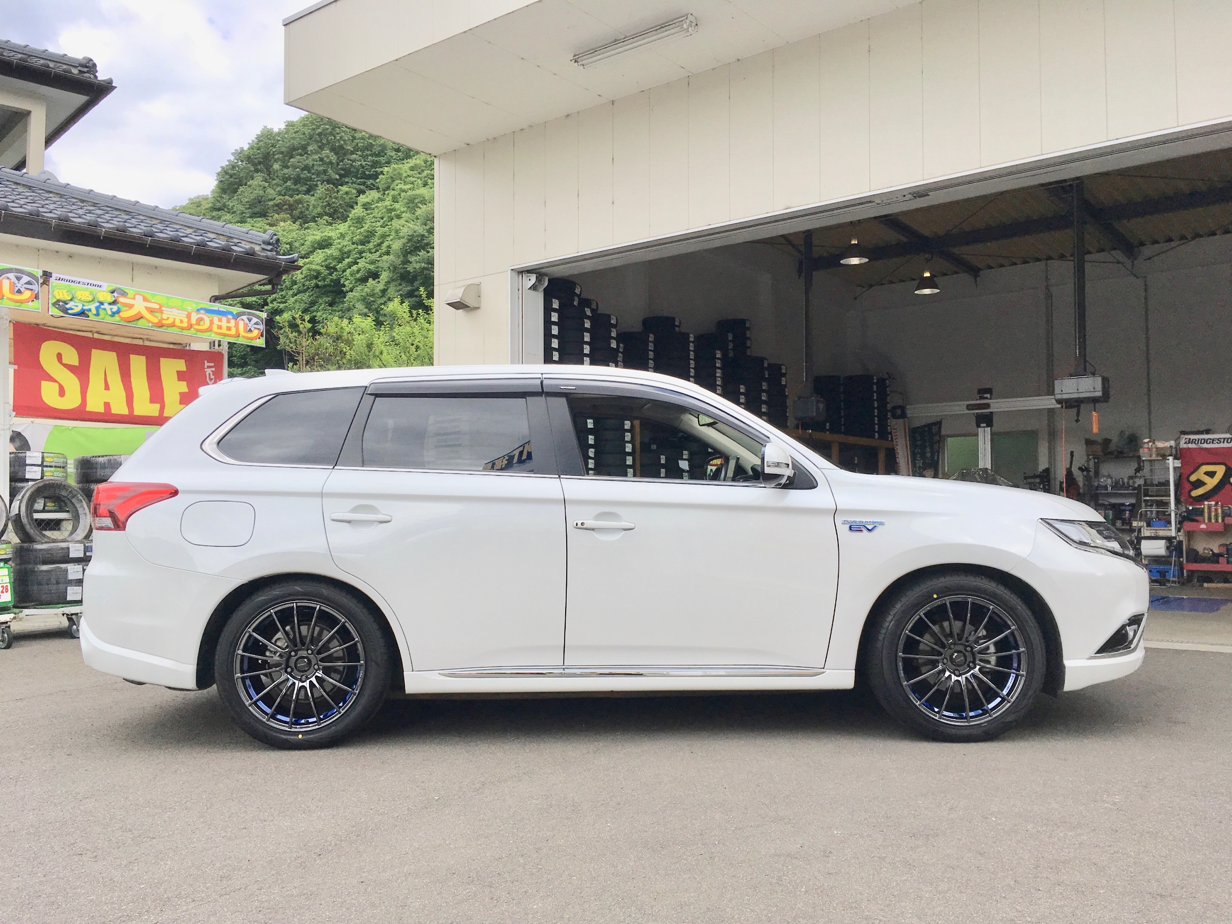 Mitsubishi Outlander Phev オーナーズカーインデックス カスタマイズカー紹介 コクピット 福島 お客さまの車高調 ドレスアップ カスタマイズなど加工取付事例車両の紹介