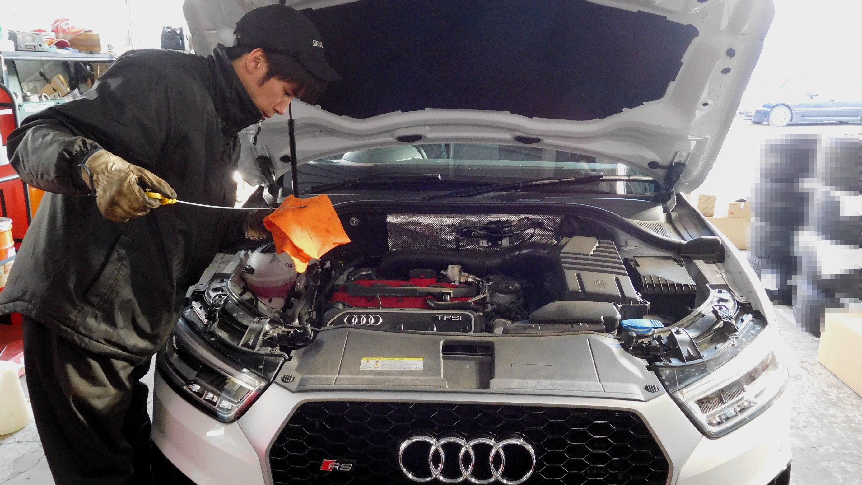 AUDI RS-Q3 のエンジンオイル＆フィルター交換とタイヤ交換作業 ／ POWER CLUSTER（パワークラスター） | アウディ メンテナンス（ オイル・バッテリー他） メンテナンス（オイル・バッテリー他） > エンジンオイル交換 | Feel Book | スタイルコクピット フィール |  車の ...