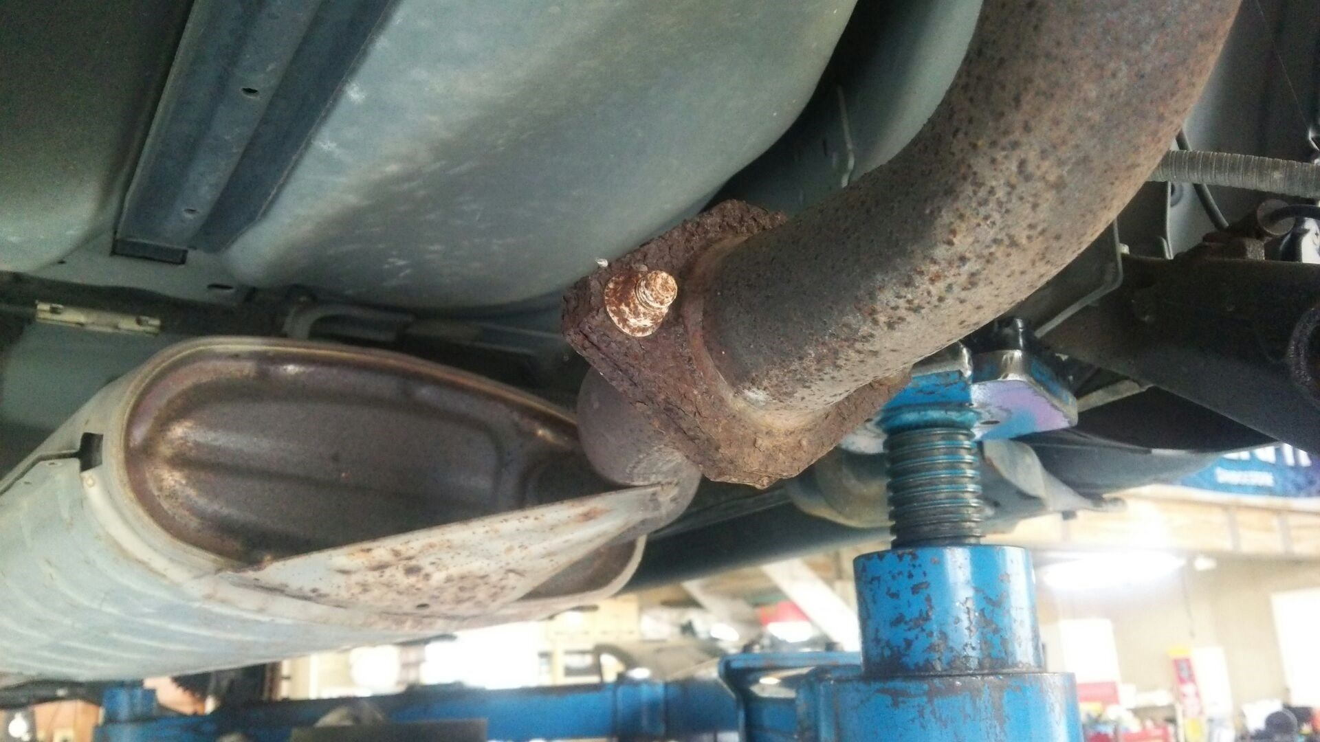 車の下廻りのサビ スタッフblog コクピット 藤枝 タイヤ館 藤枝 車のカスタマイズにかかわるスタッフより