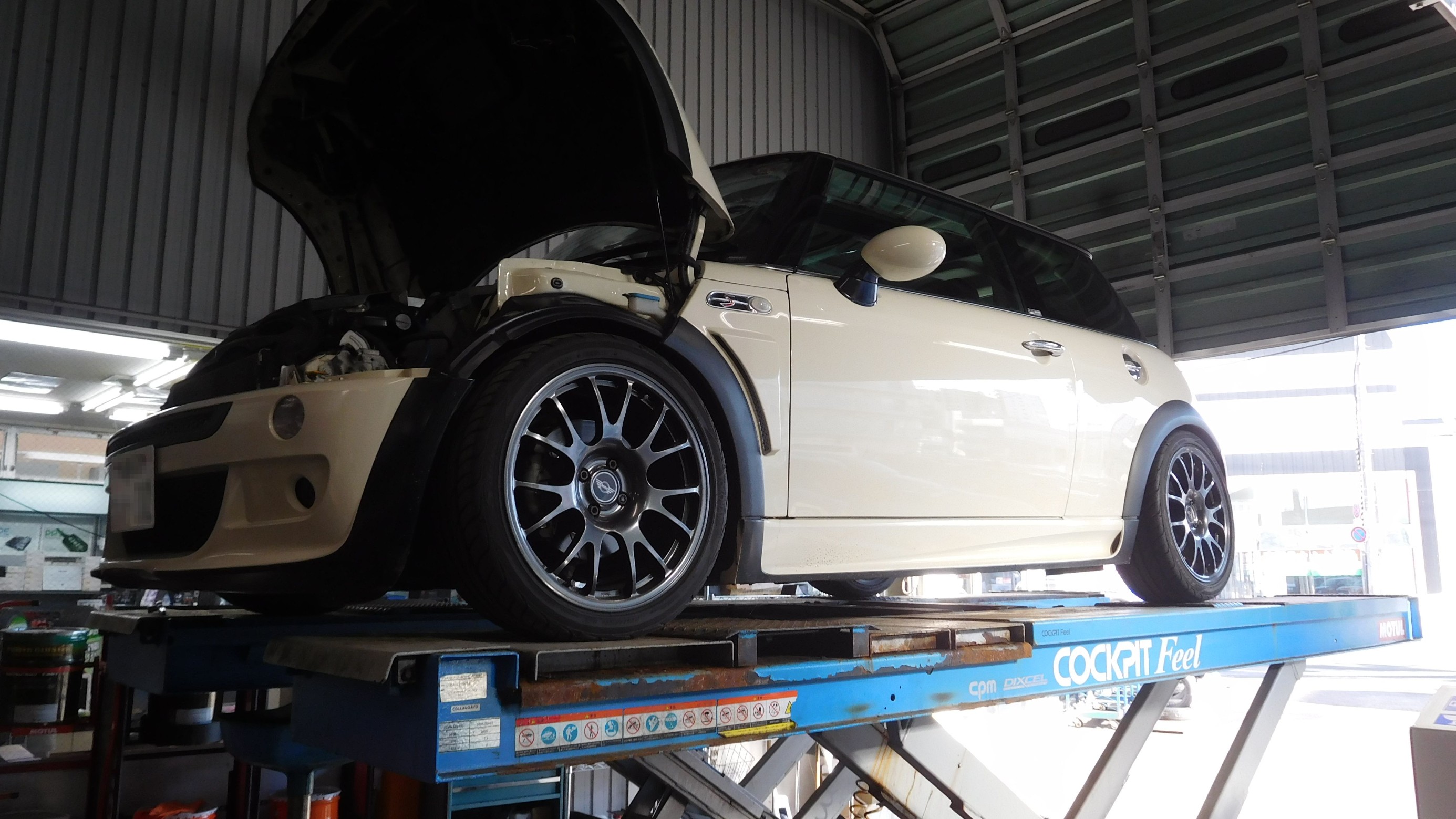 MINI R53 クーパーS のエンジンオイル交換作業 ／ POWER CLUSTER（パワークラスター） | ミニ クーパーS メンテナンス（オイル・バッテリー他）  メンテナンス（オイル・バッテリー他） > エンジンオイル交換 | Feel Book | スタイルコクピット フィール | 車の ...
